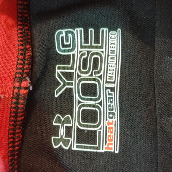 🍁2/$7🍁UNDER ARMOUR Loose Fit Heat Gear Black and Red Hooded Long Sleeve Shirt - Picture 3 of 3